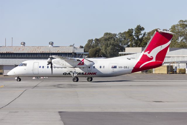 de Havilland Dash 8-300 (VH-SBJ) - QantasLink (VH-SBJ) de Havilland Canada DHC-8-315Q at Wagga Wagga Airport.