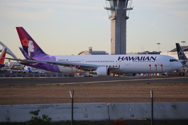 BOEING 767-300 (N581HA)