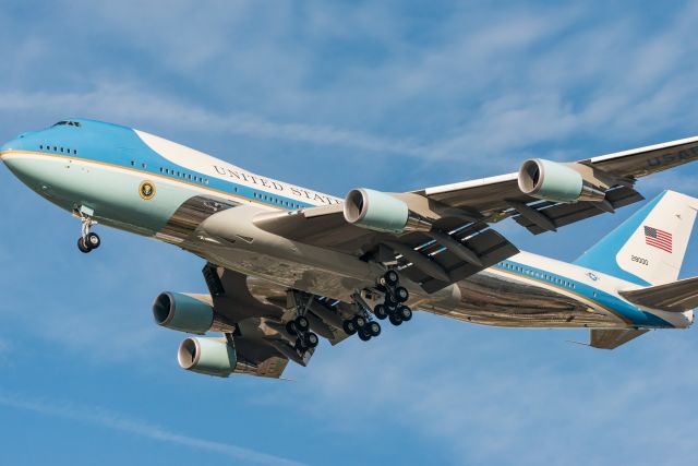 Boeing 747-200 (82-8000) - Air Force One on final approach to John Glenn Columbus International Airport.   President Obama visited Columbus for a campaign stop on the afternoon of Nov 1st, 2016.