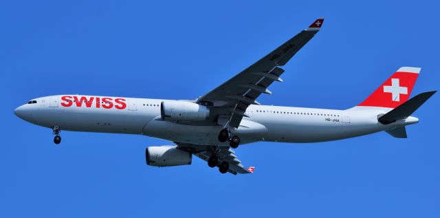 Airbus A330-300 (HB-JHA)