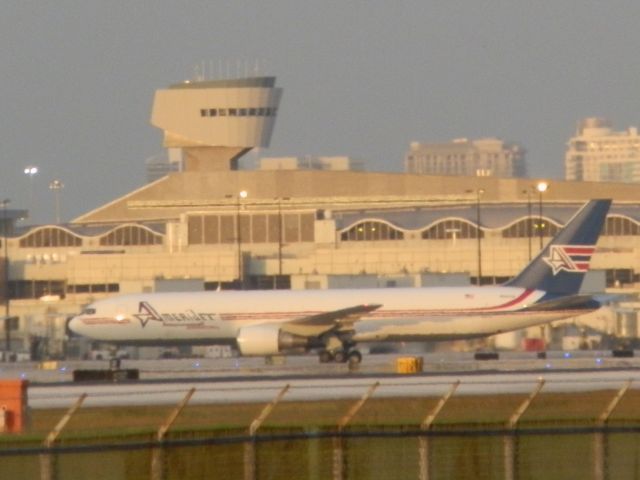BOEING 767-300 (N316CM)