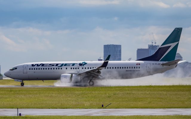 Boeing 737-800 (C-FLSF)