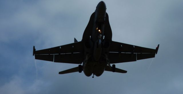 — — - An F/A-18C Hornet landing at PDX on 28L.