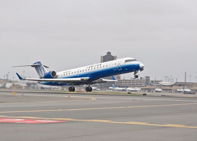 Canadair Regional Jet CRJ-900 (N518LR) - RWY27 departure 04/29/2014