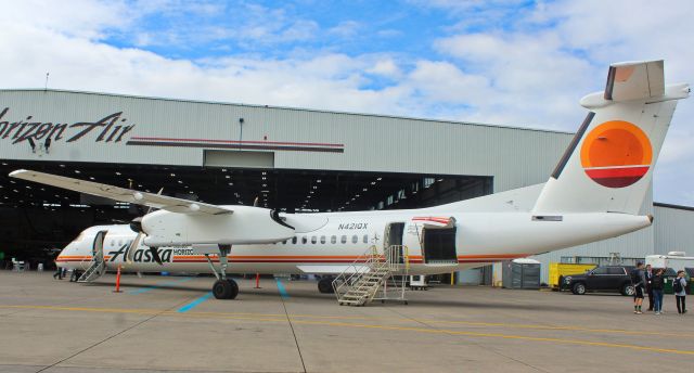 de Havilland Dash 8-400 (N421QX)