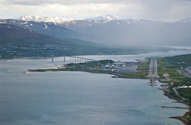 BOEING 737-300 (LN-KKY) - Landing at Tromso Airport (ENTC) in the far North of Norway, the midnight sun city of Norway. The airport is seen as we land from the south.