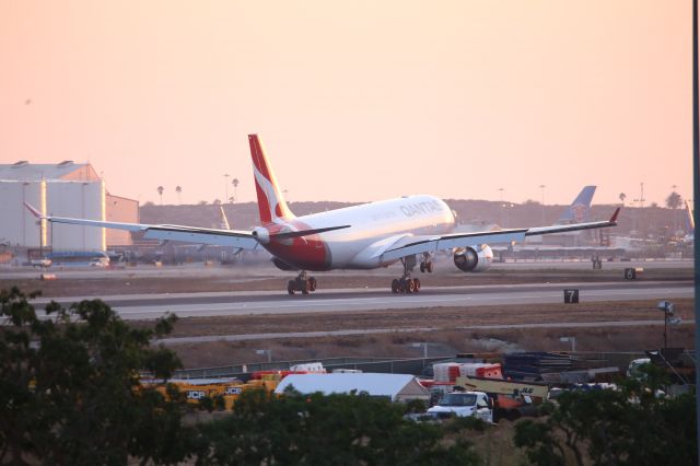 Airbus A330-200 (VH-EBN)