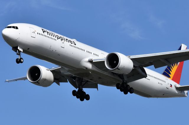 BOEING 777-300ER (RP-C7781) - Philippine Airlines Boeing 777-3F6(ER) arriving at YVR on Sept 3.