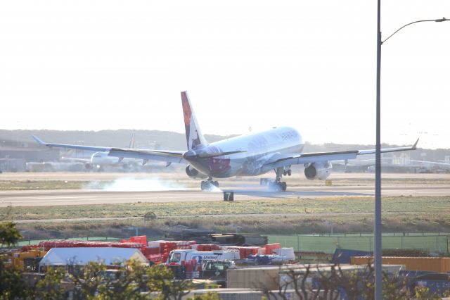 Airbus A330-200 (N383HA)