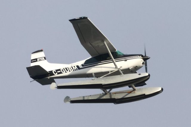 C-GUBM — - C-GUBM Cessna Skywagon A185-F Survolant le fleuve St-Laurent QC. à Lavaltrie le 30-10-2023 à 15;31