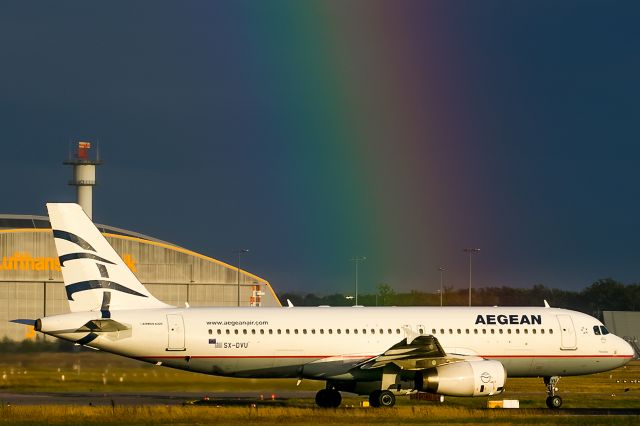 Airbus A320 (SX-DVU) - rainbowrunway 18