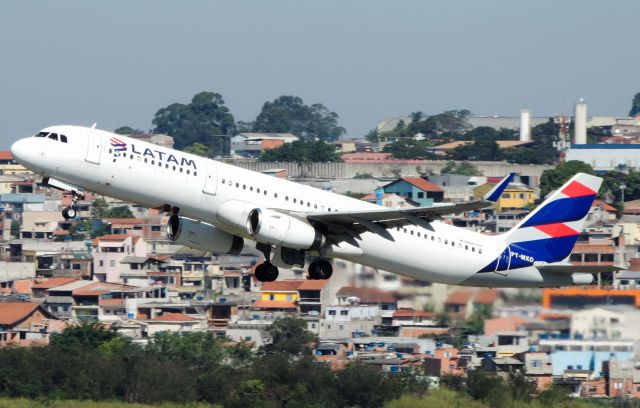 Airbus A321 (PT-MXO)