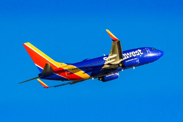 Boeing 737-700 (N7882B) - Southwest Airlines 737-700 taking off from PHX on 1/12/22. Taken with a Canon R7 and Tamron 70-200 G2 lens.