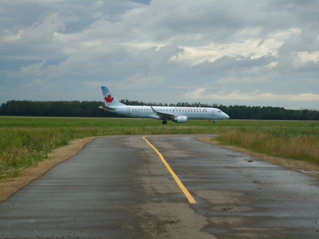 Embraer ERJ-190 (C-FFYJ)