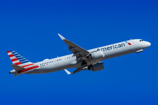 Airbus A321neo (N461AN) - An American Airlines A321 neo taking off from PHX on 3/4/23. Taken with a Canon R7 and Canon EF 100-400 L II lens.
