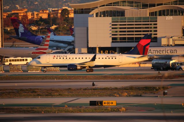 EMBRAER 175 (long wing) (N285SY)