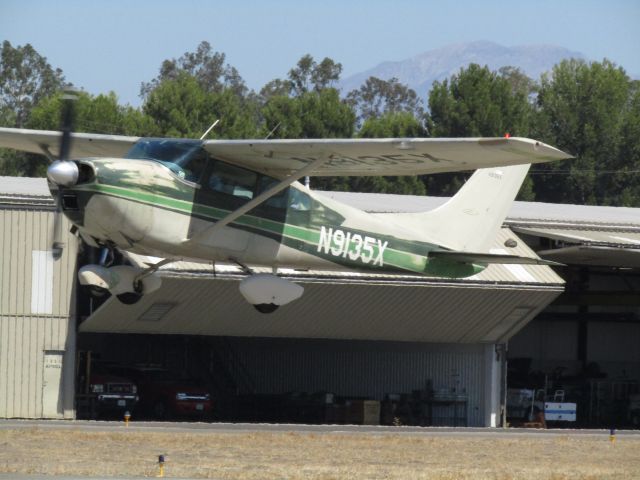 Cessna Skylane (N9135X) - Taking off RWY 24