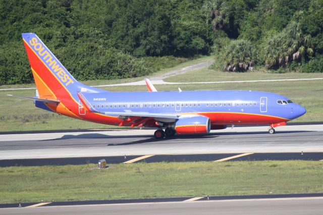 BOEING 737-300 (N419WN) - Southwest Flight 3952 (N419WN) arrives on Runway 1L at Tampa International Airport following a flight from Manchester International Airport