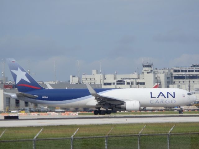 BOEING 767-300 (N418LA)