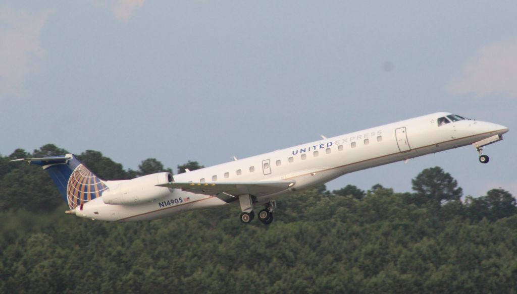 Embraer ERJ-145 (N14905)