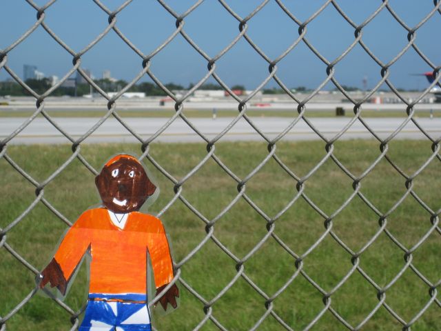 — — - Viewing area at KFLL airport