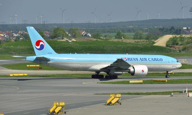 BOEING 777-200LR (HL8251) - Korean Air Boeing 777-FB5 HL8251 in Vienna 