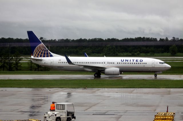 Boeing 737-700 (N78524) - Taxiing for take off .. Saluted by worker at bottom of image (KIAH-MROC) 07-12-2012