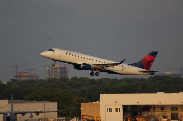 Embraer 175 (N211JQ)