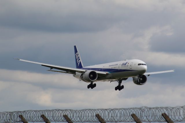 BOEING 777-300ER (JA784A) - ANA B777-300ER on final approach into LHR, landing on runway 27R.br /br /Location: Northern Perimiter Road (LHR), beside runway 27R.br /Date: 09.09.22 (dd/mm/yy).