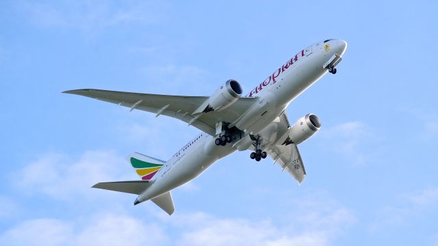 Boeing 787-8 (ET-ASH) - BOE847 climbs from Rwy 16R for its B2 flight on 3/16/15. (ln 283 / cn 38754).