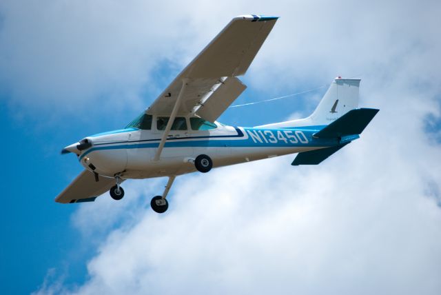 Cessna Skyhawk (N13450) - RWY 1