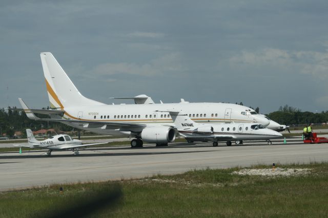 Boeing 737-700 (N720CH)