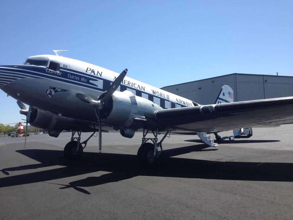 Douglas DC-3 (NC33611)