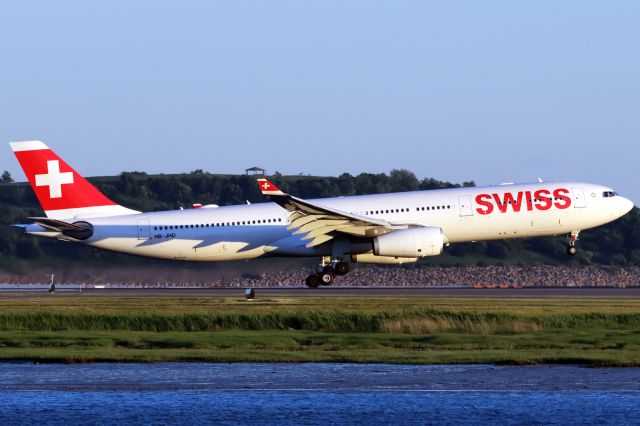 Airbus A330-300 (HB-JHD)