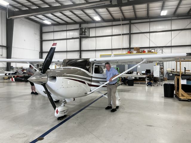 Cessna Skylane (N282B) - Koury Hangar - GSO