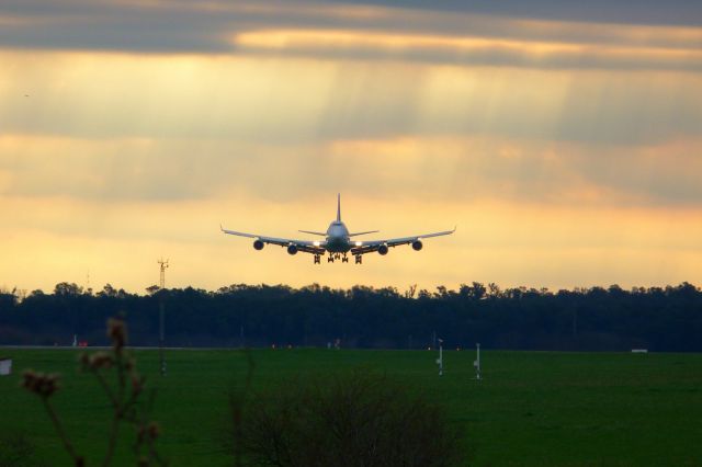 Boeing 747-400 (D-ABVS) - LH511 haciendo su arribo a Ezeiza con diez horas de demora.