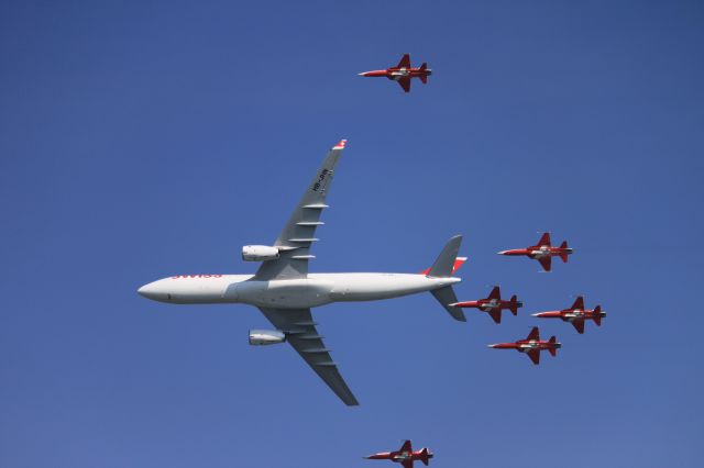 Airbus A330-300 (HB-JHN) - Airbus A330-300 (HB-JHN) in Air demo at Payerne (AIR 14 Meeting - 2014.09.06) with Northrop F-5E Tiger II of Patrouille Suisse