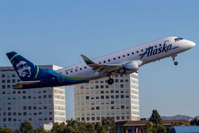 Embraer 175 (N176SY)