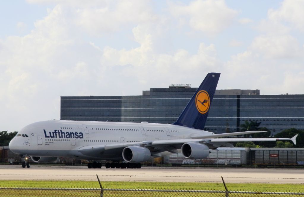 Airbus A380-800 (D-AIMB)