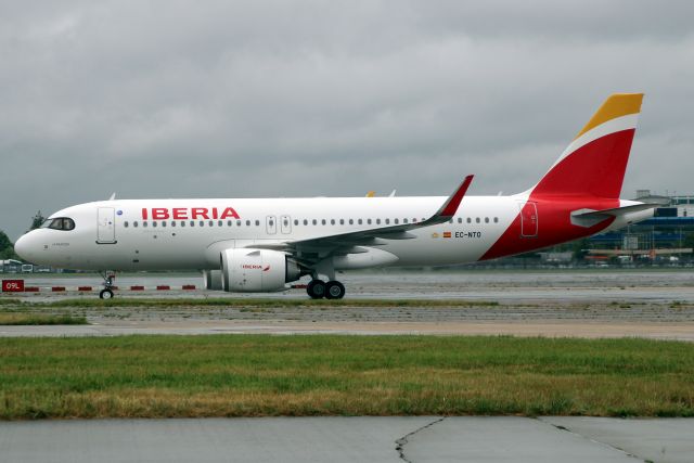 Airbus A320neo (EC-NTO) - Taxiing to Stand 508 on 11-May-22 operating flight IBE3176 from LEMD.