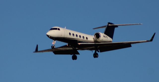 Gulfstream Aerospace Gulfstream IV (N457FX) - On short final is this 2009 Gulfstream 450 in the Winter of 2023.