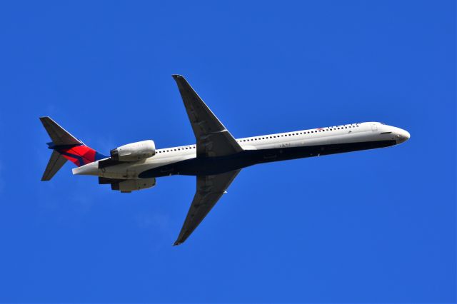 McDonnell Douglas MD-90 (N923DN) - Delta MD90-30 departing Nashville to Atlanta on October 24, 2017