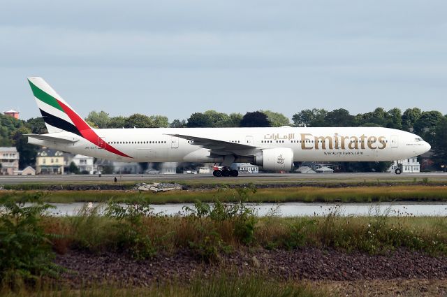 BOEING 777-300 (A6-ECT)