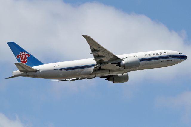 Boeing 777-200 (B-2042)