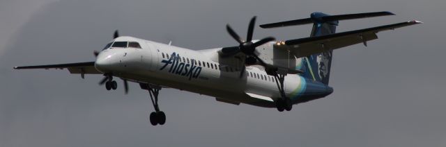 de Havilland Dash 8-400 (N450QX) - Alaska Airlines Q400 Operated by Horizon Airlines landing runway 28L.