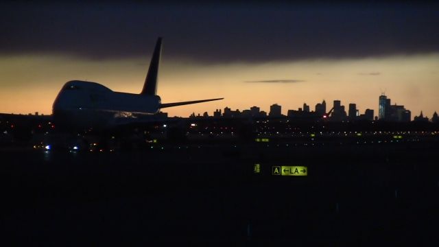 Boeing 747-400 — - New York skyline