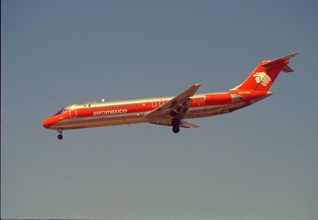 Douglas DC-9-10 (XA-DEL) - Final Approach to KLAX Intl Airport on 1989/08/31