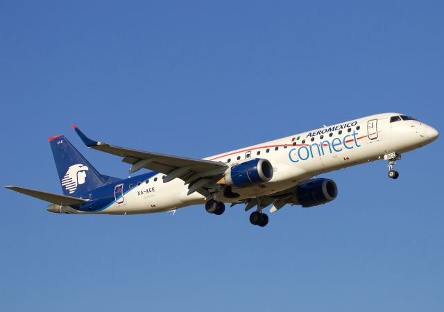 Embraer ERJ-190 (XA-ACE) - Arriving to DFW (view in "full" for highest image quality)