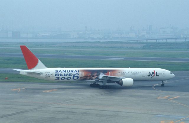 BOEING 777-300 (JA8945) - Taxing at Tokyo-Haneda Intl Airport on 2006/07/18