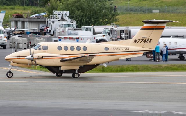 Beechcraft Super King Air 200 (N774AK)